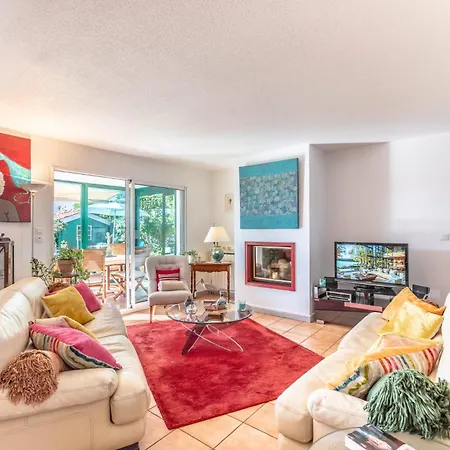 D'hôtes-studette Milady, Calme, Patio, Vue Sur Jardin Et Montagne Du Patio, Parkin Privé, Confort Biarriz