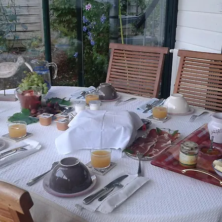 D'hôtes-studette Milady, Calme, Patio, Vue Sur Jardin Et Montagne Du Patio, Parkin Privé, Confort Pensión