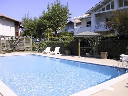 D'hôtes-studette Milady, Calme, Patio, Vue Sur Jardin Et Montagne Du Patio, Parkin Privé, Confort Biarriz