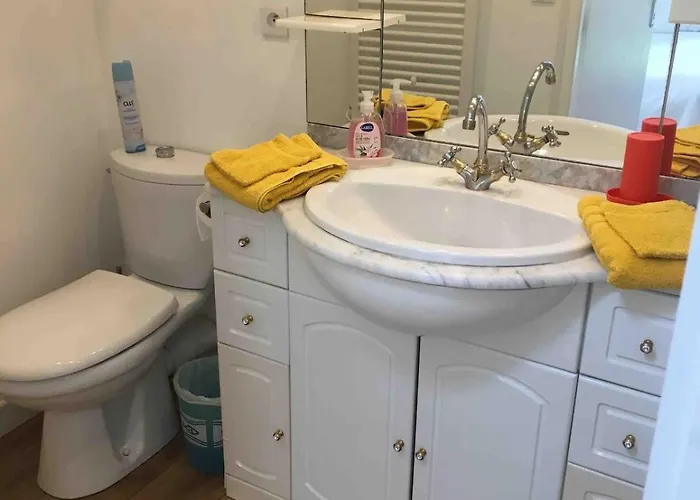 D'hôtes-studette Milady, Calme, Patio, Vue Sur Jardin Et Montagne Du Patio, Parkin Privé, Confort Pensión