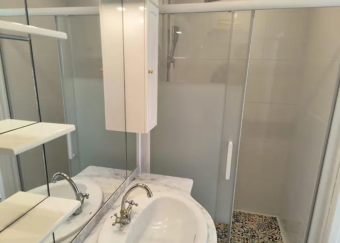 Pensión D'hôtes-studette Milady, Calme, Patio, Vue Sur Jardin Et Montagne Du Patio, Parkin Privé, Confort 4*