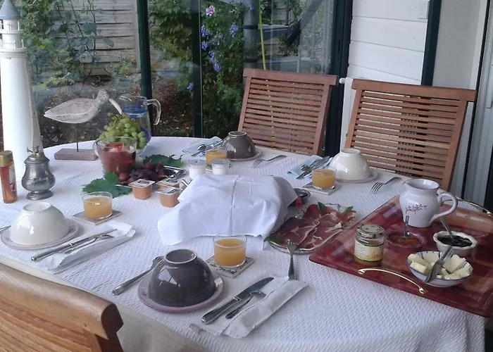 D'hôtes-studette Milady, Calme, Patio, Vue Sur Jardin Et Montagne Du Patio, Parkin Privé, Confort Pensión