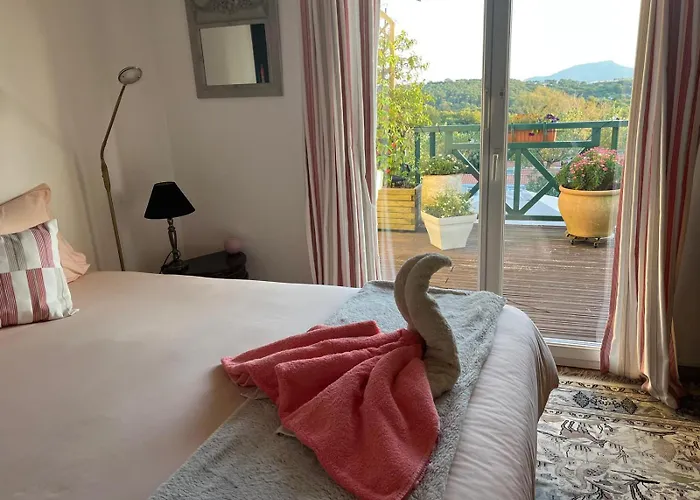 Pensión D'hôtes-studette Milady, Calme, Patio, Vue Sur Jardin Et Montagne Du Patio, Parkin Privé, Confort Biarriz